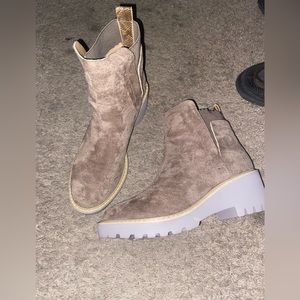 Heygirl never worn boots! $20